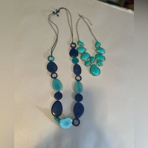 lot of 2 Costume Necklaces